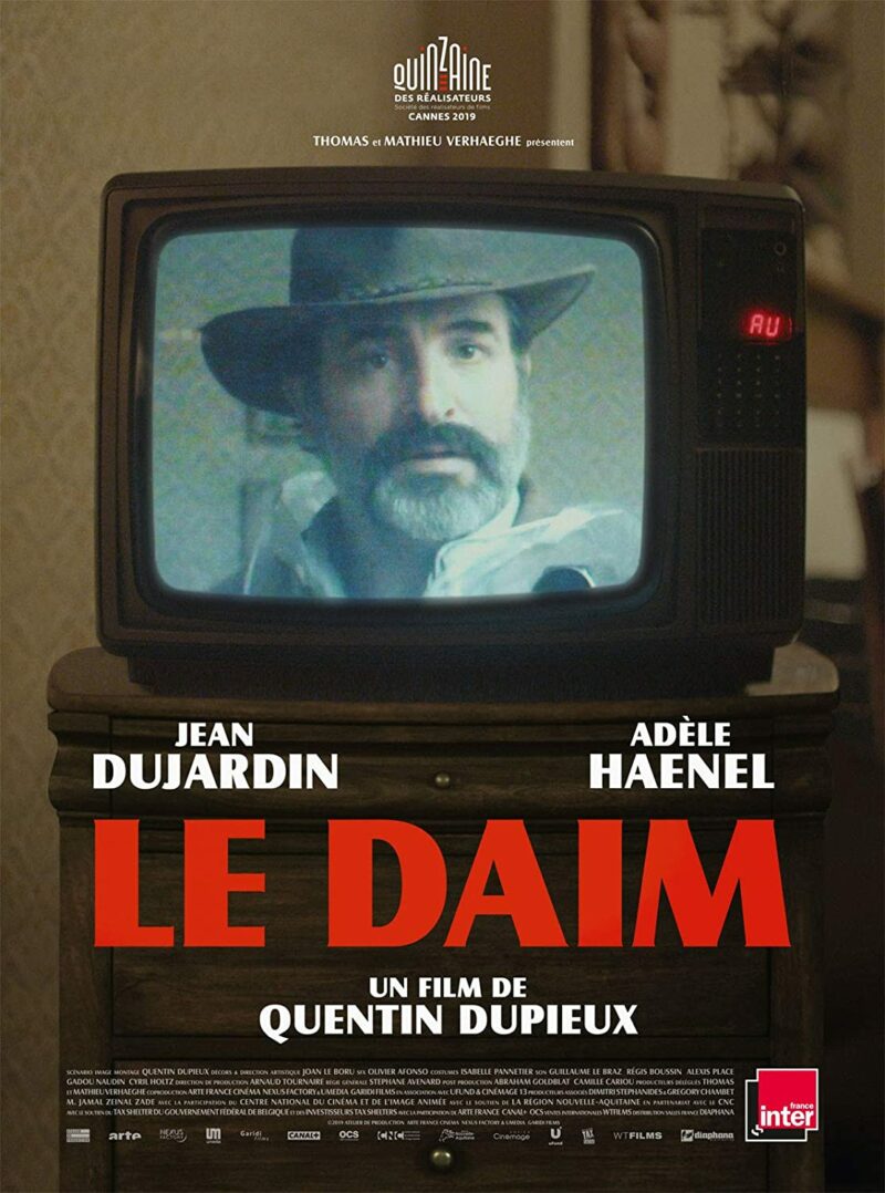 Affiche du Daim, avec Dujardin de face dans un poste de télévision, portant chapeau et blouson en daim.